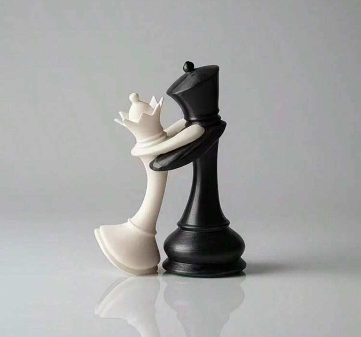 The Eternal Gambit King & Queen Statue